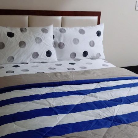 One Uptown Opposite Of Grandhyatt Hotel Manila Taguig City 외부 사진
