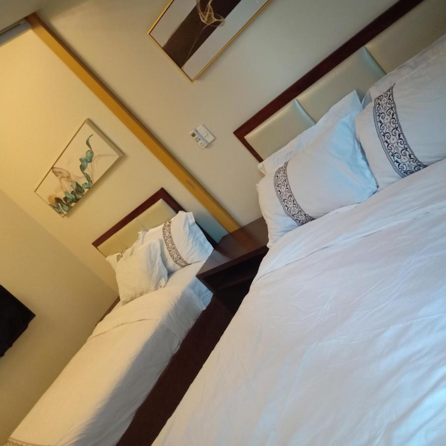 One Uptown Opposite Of Grandhyatt Hotel Manila Taguig City 외부 사진
