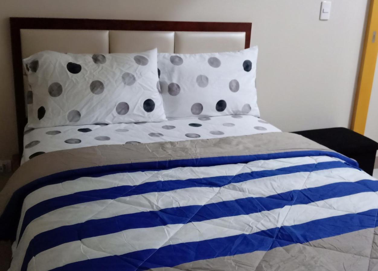 One Uptown Opposite Of Grandhyatt Hotel Manila Taguig City 외부 사진